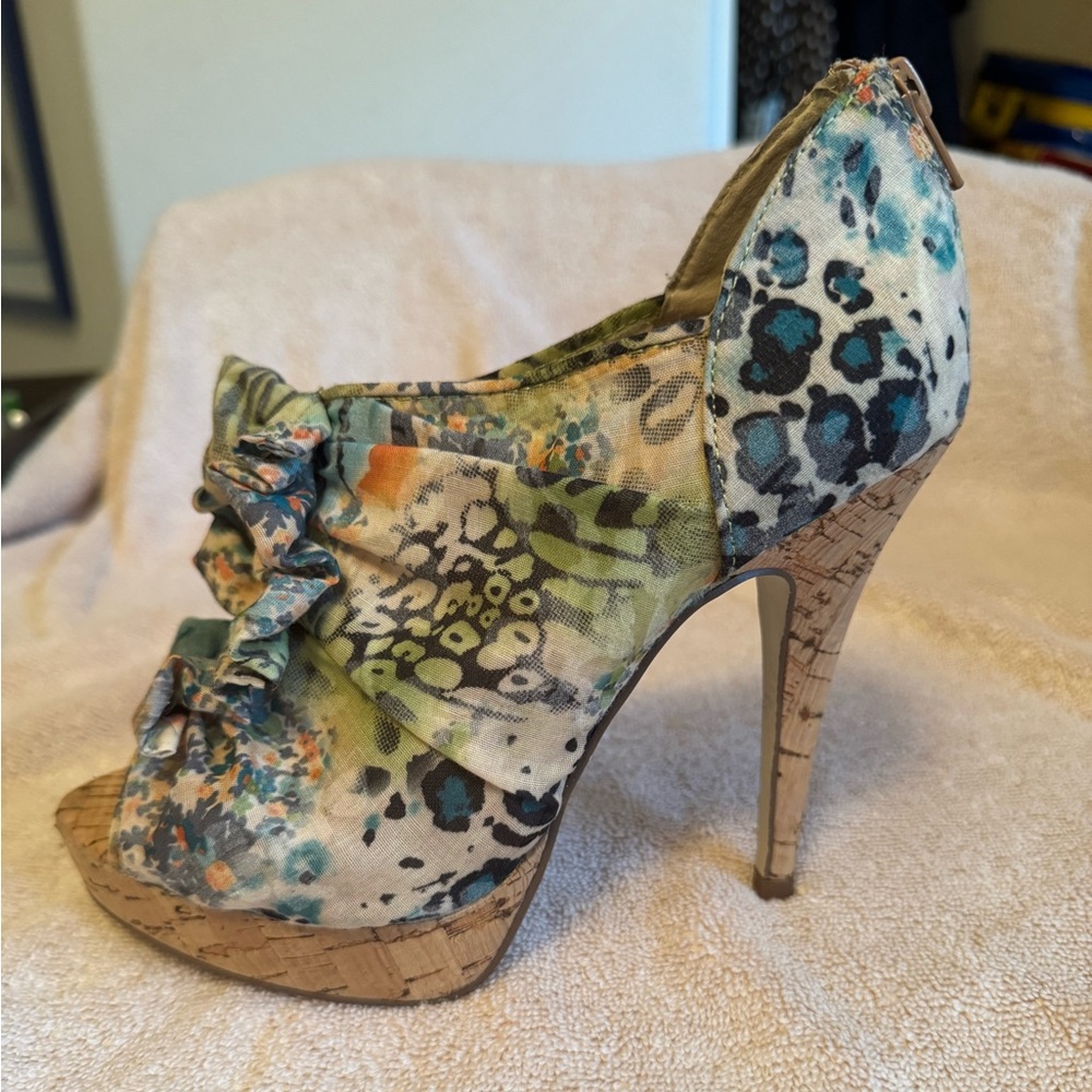 Size 6.5. Multi colored 5inch heel. Zip up back